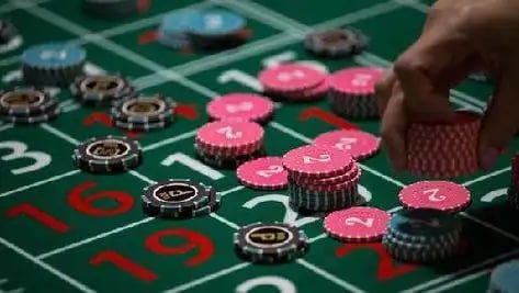 Antarmuka taruhan Super Sic Bo yang menampilkan berbagai pilihan kombinasi dadu
